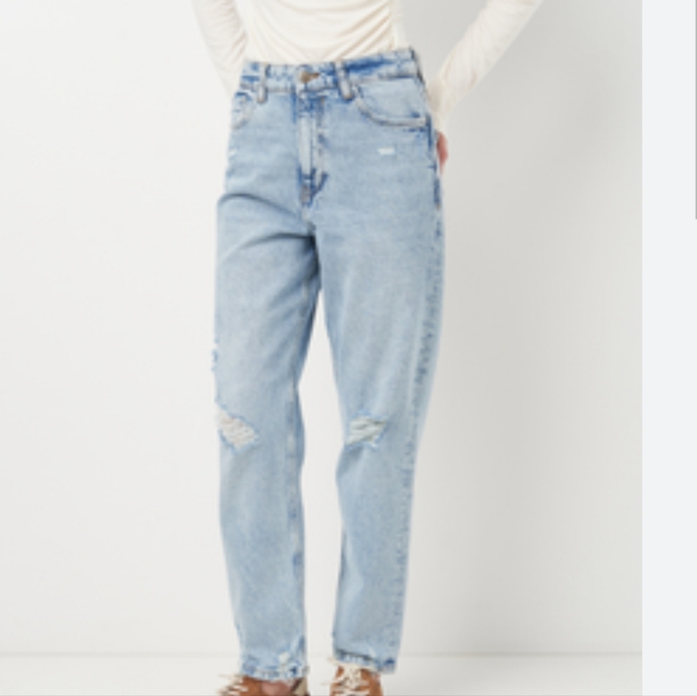 Zara Mom Fit High Rise Slim Leg Ankle Jeans Light Wash Size 10 Distressed